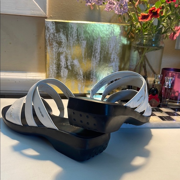 Liz Claiborne White and Black Minimalist Sandals - Picture 12 of 16